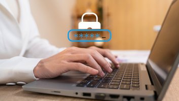 Lojista conferindo no notebook o cadeado, o endereço e os dados de contato da própria loja virtual