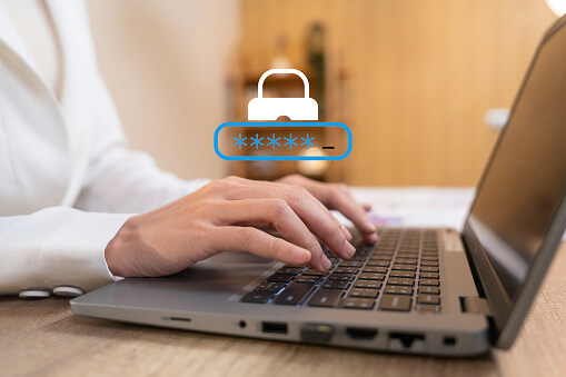 Lojista conferindo no notebook o cadeado, o endereço e os dados de contato da própria loja virtual